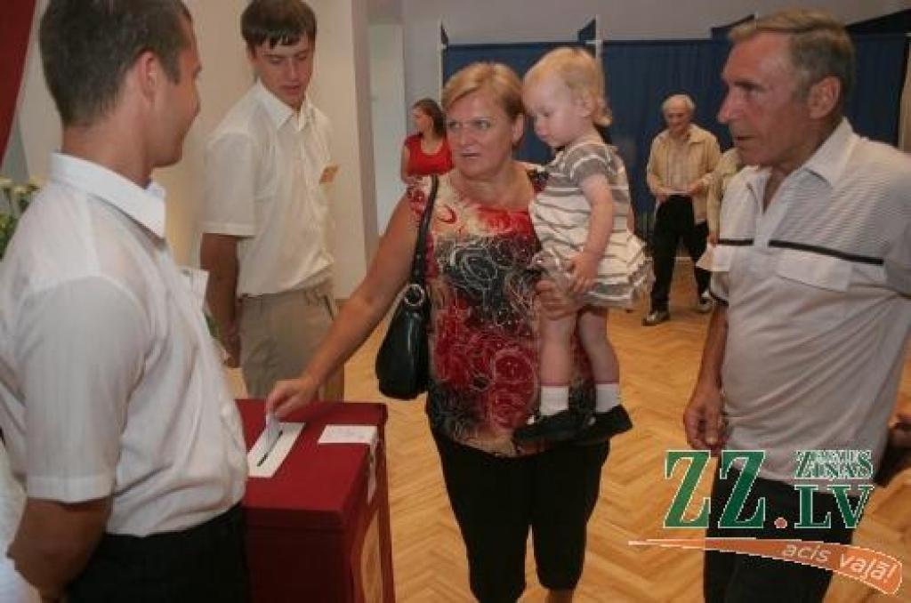 Vēlētāja iemet biļetenu urnā Jelgavas kultūras namā.
Autors: Agris Samcovs.