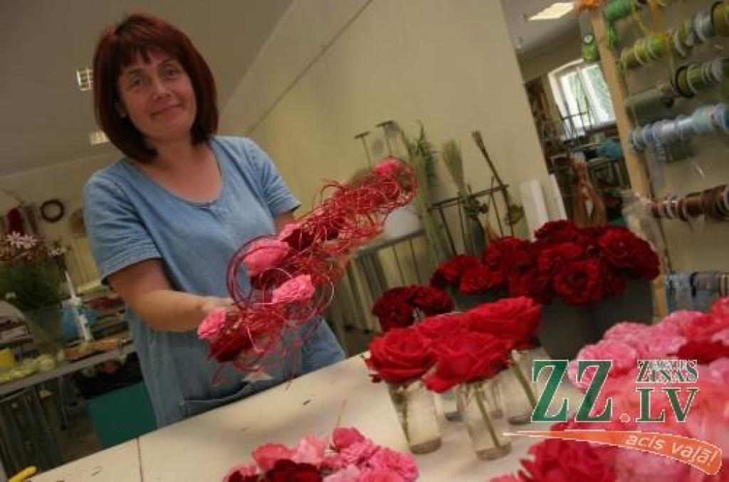 Floriste Ieva Ģērmane par profesijas izvēli zinājusi jau sen, puķes vilinājušas kopš bērnības. 
Autors: Agris Samcovs.