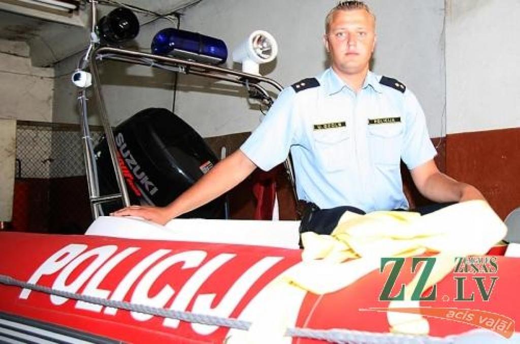 Jelgavas Kārtības policijas biroja 2.nodaļas 1.iecirkņa inspektors Uldis Ozols ir viens no tiem likumsargiem, kas jau paspējis piedalīties patrulēšanā uz ūdens. 
Autors: Inga Karlinska.
