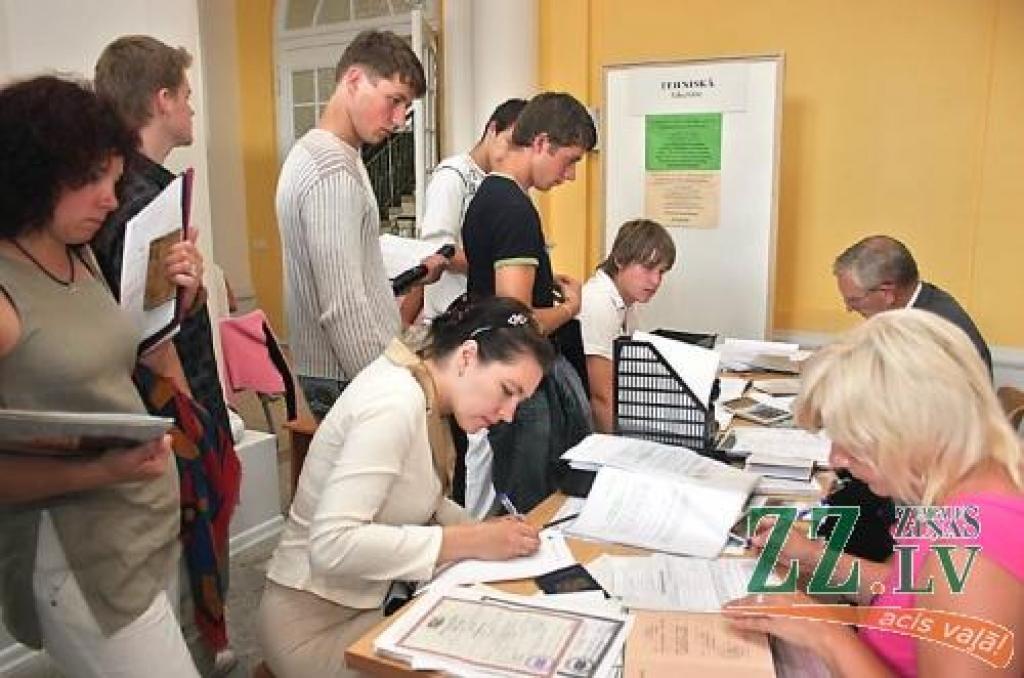 1.augustā LLU studētgribētāji dokumentus varēs iesniegt līdz pusnaktij. Ar to gan pārsteigumi šajā dienā nebeigsies.
Autors: No «Ziņu» arhīva. 