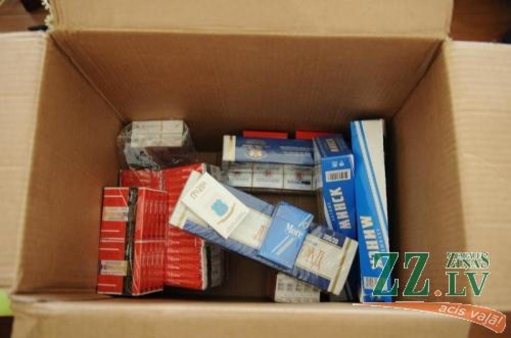 Sagaidāms, ka pēc 1.decembra pīpotājiem un legālā alkohola pircējiem maciņi būs jāpaver maķenīt plašāk.
Autors: No «Ziņu» arhīva.