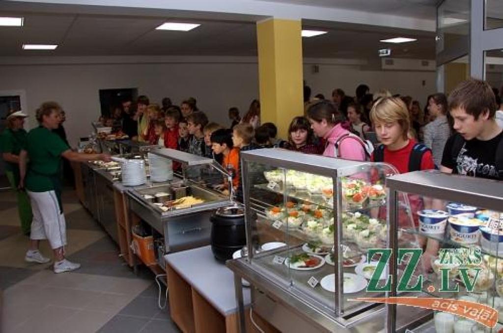 Jaunatvērtajā ēdnīcā pulcējas pirmie ēdāji.
Autors: Krišjānis Grantiņš.