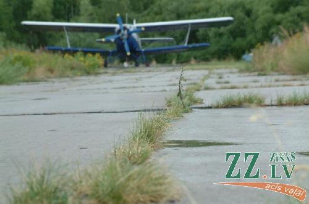 Jelgavas lidotāji, kuru privātās lidmašīnas bāzējas mūsu pilsētas lidlaukā, vienojušies izcirst ap pusotra hektāra krūmu.
Autors: No «Ziņu» arhīva.