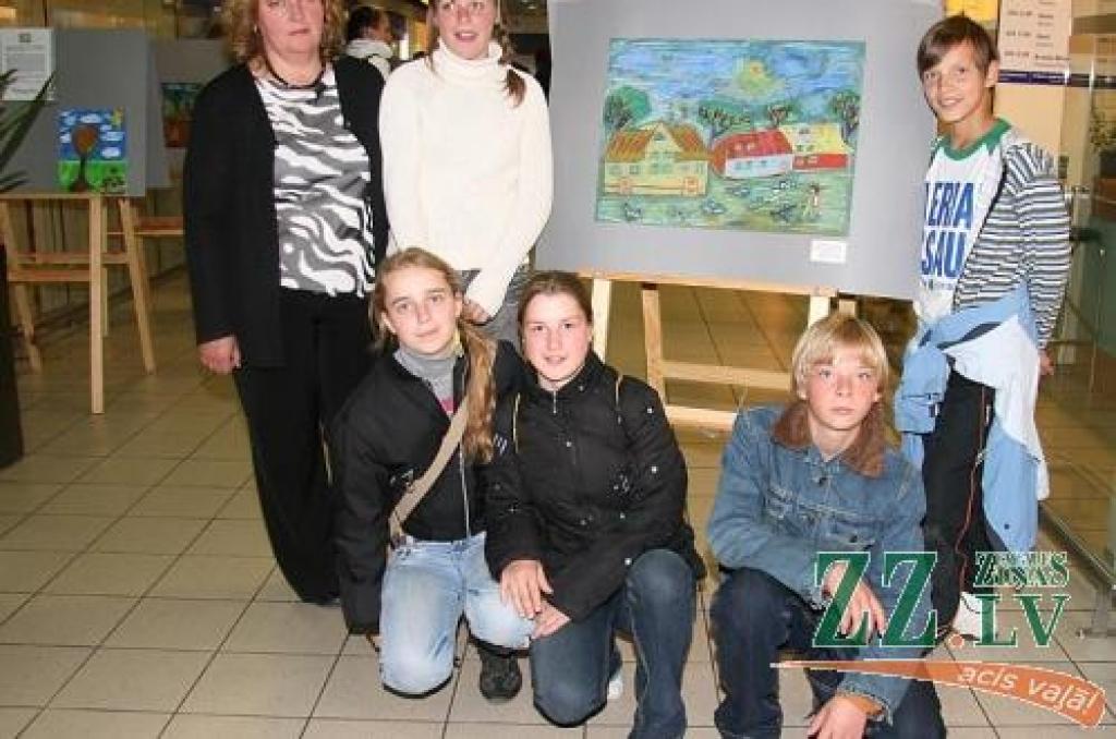 No kreisās - Jelgavas speciālās pamatskolas skolotāja Anna Jēkabsone, viņai līdzās - Laura Reiņikova; priekšā – Ivita Razma, Elīna Cacura un Aivis Šteinbergs; pa labi – darba autors un konkursā atzinību guvušais Ivars Vanags. Klāt nebija Rūdis Vanags, Dzintars Stepans un Dzintars Jezdovskis.
Autors: Inga Karlinska.
