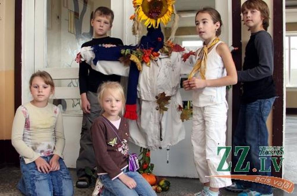 Ražas novākšana tuvojas beigām, un putnubiedēkļiem laukā vairs nav ko darīt... 
Autors: Krišjānis Grantiņš.