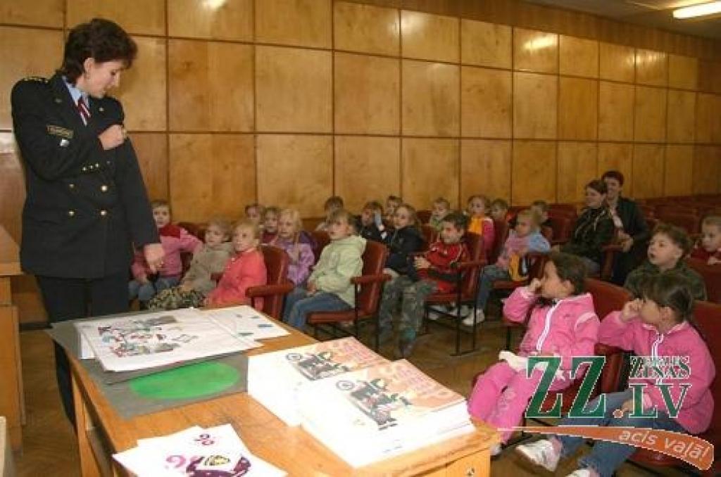 Par policijas darbu, kā arī dažādiem likumpārkāpumiem un par tiem paredzēto atbildību pirmskolas izglītības iestādes «Pūčuks» audzēkņiem stāsta Jelgavas pilsētas un rajona Policijas pārvaldes Kārtības policijas biroja 2.nodaļas vecākā inspektore Tatjana Flandere.
Autors: Inga Karlinska.