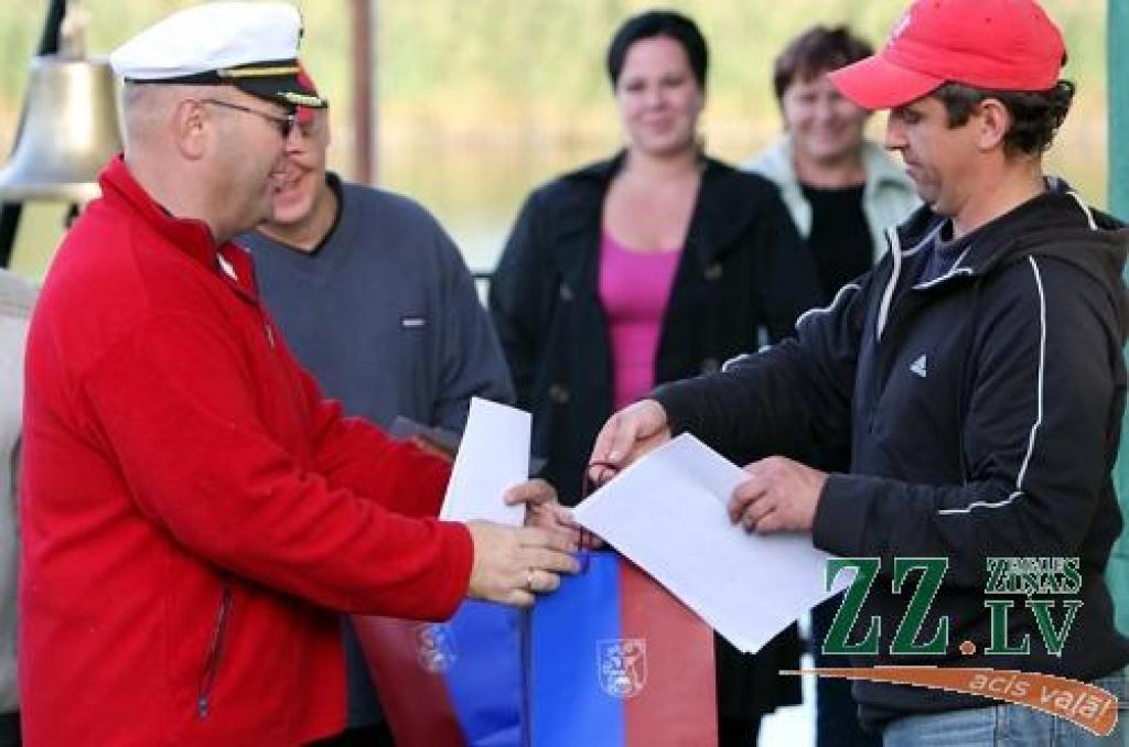 Kapteiņa Aivara Āboliņa vadītais «Pingvīns» ar matrožiem Alfrēdu Āboliņu un Daini Mēteru ekipāžā svin dubultu uzvaru - gan pēdējā posmā, gan kopvērtējumā.
Autors: Krišjānis Grantiņš.