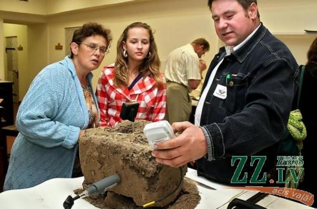 Asistents Aigars Plūme izvērtē kārtējo zemes paraugu...
Autors: Agris Samcovs.