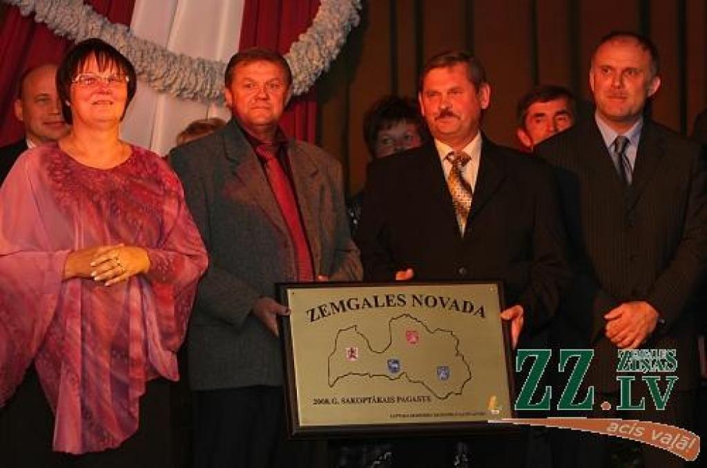 Priekšējā rindā - Glūdas pagasta padomes priekšsēdētāja Lauma Kalvāne, pagasta izpilddirektors Kazimirs Ramans, pagasta padomes deputāts un zemnieks Raimonds Pokulis un deputāts Gundars Juhņevičs.
Autors: Krišjānis Grantiņš.