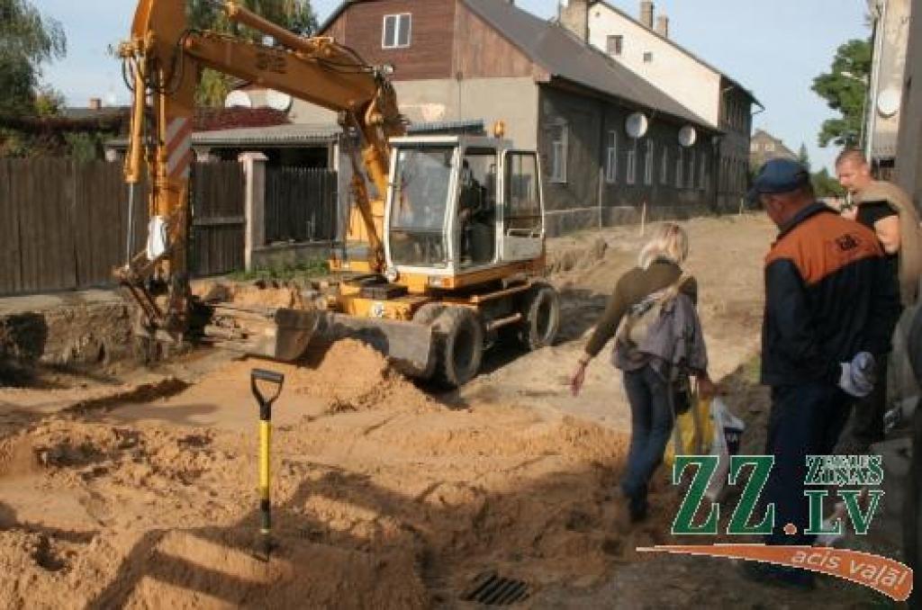Ausekļa ielas atjaunotais veidols no Pulkveža Brieža līdz Viestura ielai pilnībā līdzināsies 2007.gadā rekonstruētajam šīs ielas posmam no Vecpilsētas līdz Pulkveža Brieža ielai.
Autors: Agris Samcovs.