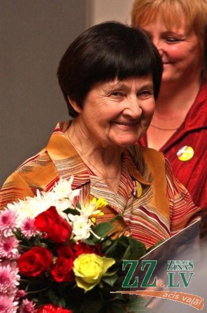 Vircavas vidusskolas skolotāja Elma Līga Dzintare bija viena no 24 skolotājām, kura saņēma Izglītības pārvaldes Atzinības rakstu par ieguldījumu pilsoniskajā audzināšanā. Turklāt cienījamā skolotāja savā profesijā nostrādājusi jau 50 gadus.
Autors: Krišjānis Grantiņš.