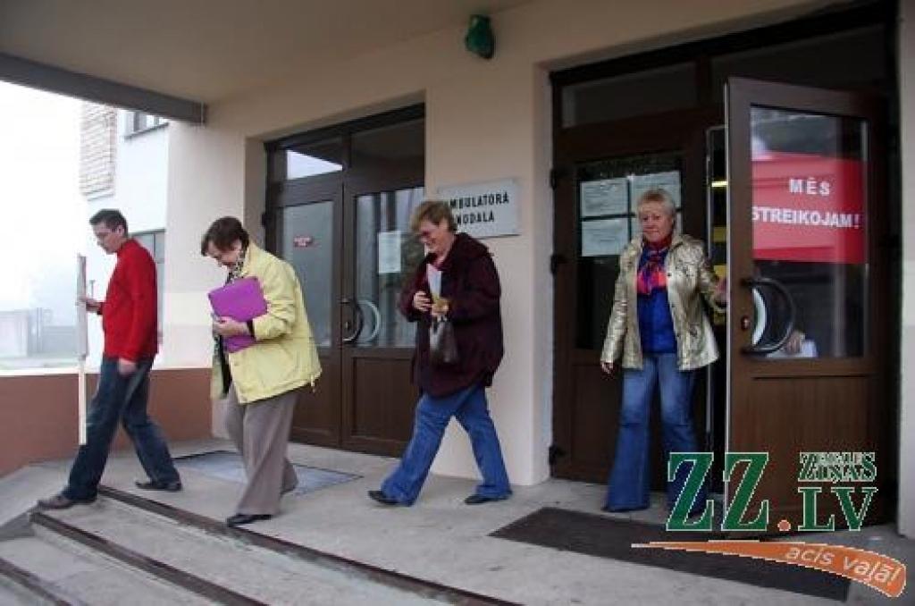 Pievienoties vairākiem simtiem piketējošu kolēģu piektdien devās arī vairāki slimnīcas «Ģintermuiža» darbinieki.
Autors: Krišjānis Grantiņš.