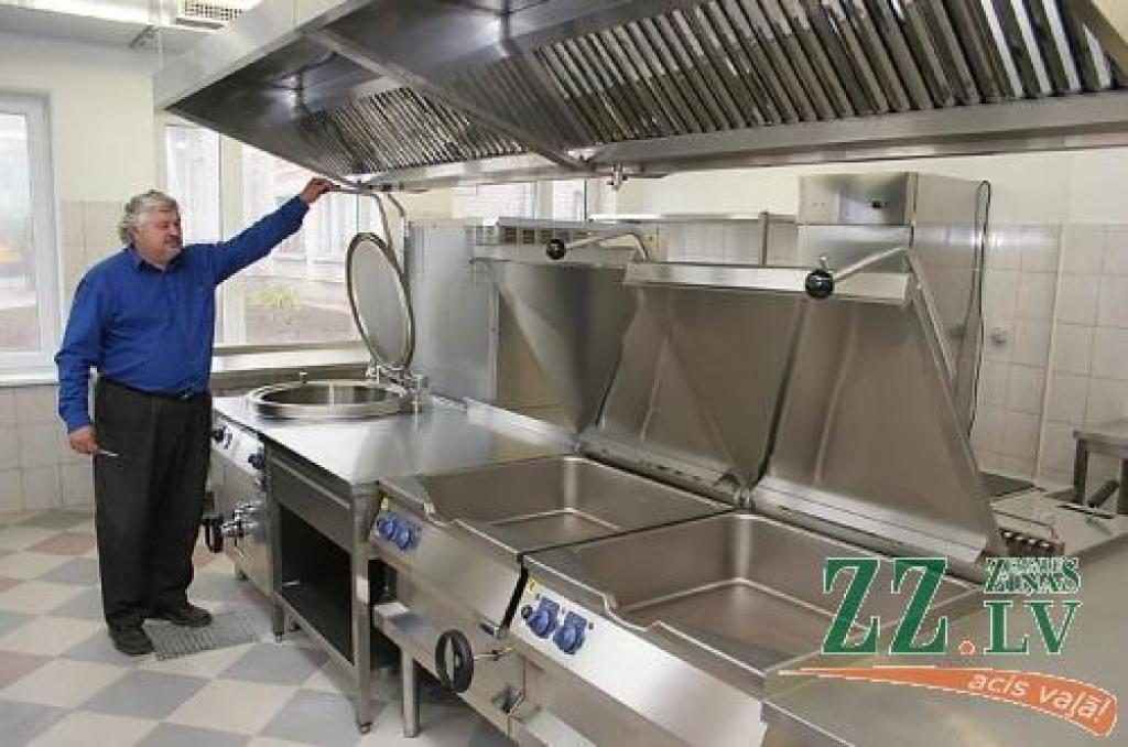 Skolas direktors Agris Celms uzskata, ka līdz ar jaunās ēdnīcas pieņemšanu, būs nodrošināti visi apstākļi, lai skolēni varētu ērti un garšīgi paēst.
Autors: Agris Samcovs.