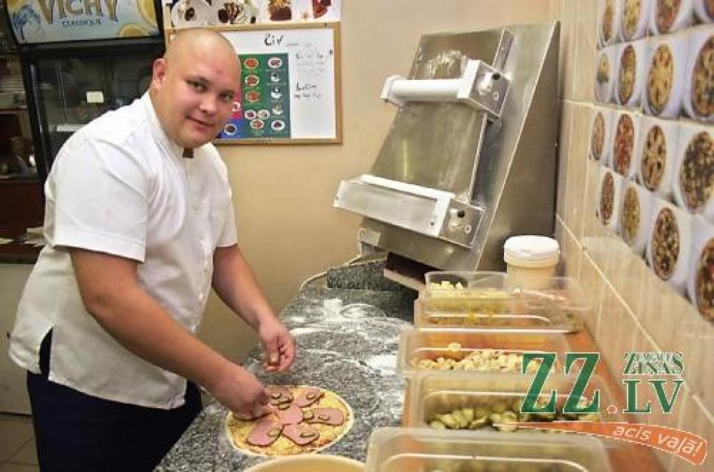 Picorāna «Tami-Tami» šefpavārs Gints Pētersons teic, ka viņam vienlīdz labi patīk gan picas cept, gan salātus jaukt un tortes meistarot.
Autors: Agris Samcovs.