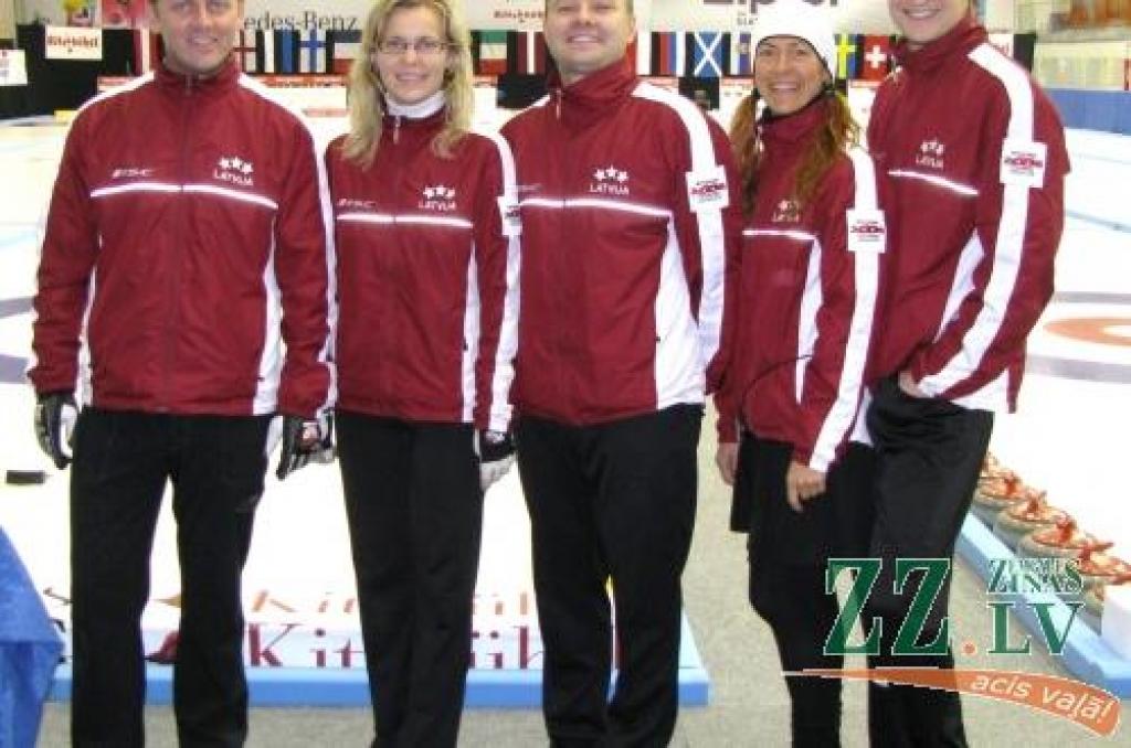Latvijas kērlinga izlase kopā ar savu treneri Braienu Greju (pa kreisi). 
Autors: www.curling.lv
