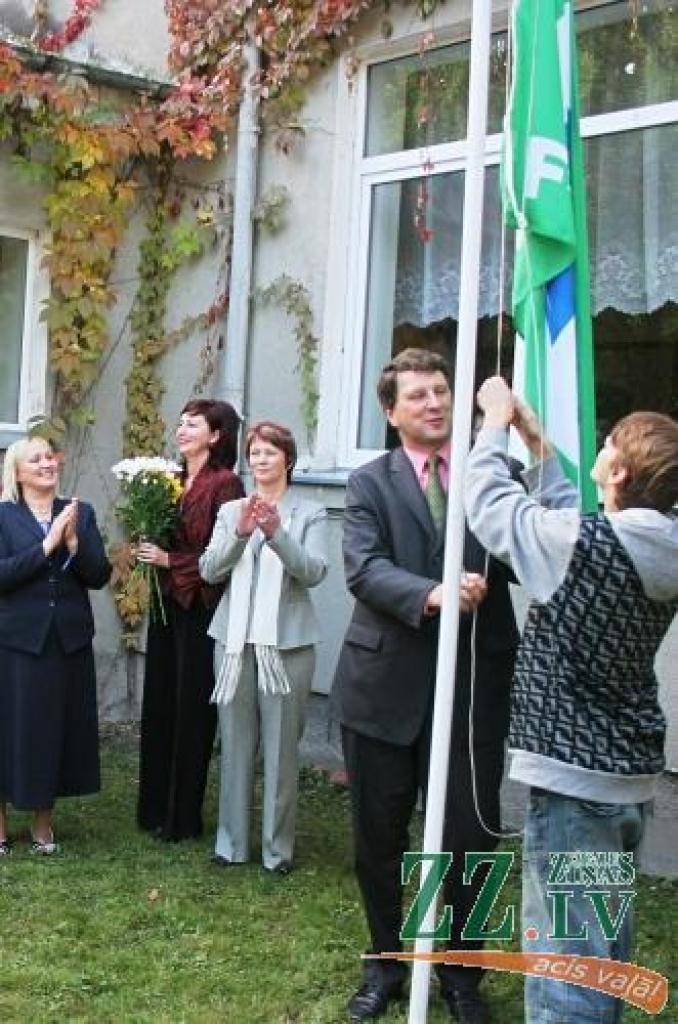 Aizupes pamatskolā Zaļo karogu paceļ vides ministrs Raimonds Vējonis. 
Autors: Agris Samcovs.