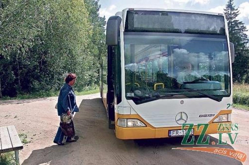 Pašvaldības konkursam par pasažieru pārvadājumiem pilsētā kā ekonomiski izdevīgāks un operatīvāks izvēlēts koncesijas variants.
Autors: No «Ziņu» arhīva.