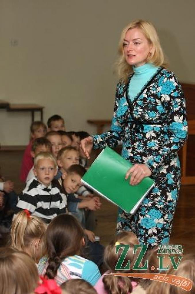 Sarunā ar dzejnieci Ievu Samausku atklājās, ka mīklaini un arī smieklīgi apdzejot var ļoti ikdieniškas lietas, tostarp ielu nosaukumus.
Autors: Krišjānis Grantiņš.