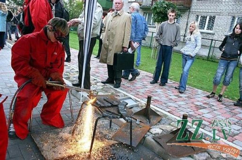 Mirklis no pagājušā gada Metālapstrādes dienas pasākuma. Savu metināšanas prasmi izmēģina Spīdolas ģimnāzijas skolnieks Raitis Izāns.
Autors: No «Ziņu» arhīva.
