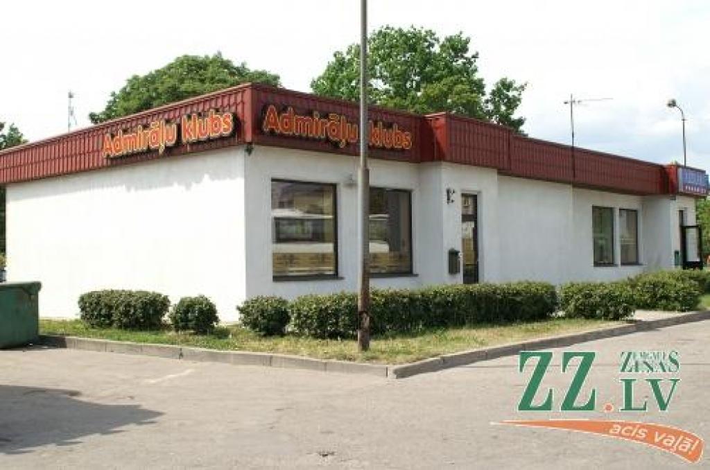 Gadījums ar «Admirāļu kluba» ēku autoostas teritorijā ir viens no tiem, kas novedis līdz tiesu darbiem. Gan «Admirāļu klubs», gan potenciālais pircējs SIA «Pērle M» vērsušies Administratīvajā rajona tiesā ar lūgumu atcelt Jelgavas domes lēmumu, kas ļāva pašvaldībai izmantot pirmpirkuma tiesības uz īpašumu. 
Autors: No «Ziņu» arhīva.
