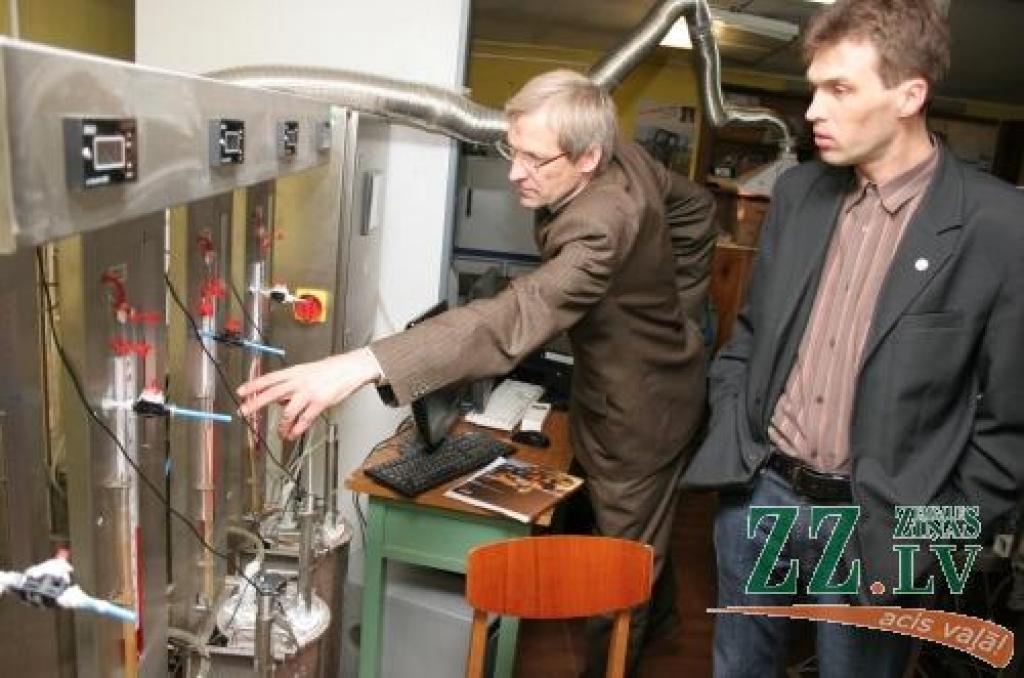 Profesors Gints Birzietis (no kreisās) un zinātnieks Imants Plūme vēro, kā darbojas reaktors, kad ar kūtsmēsliem sajaukts latvānis. 
Autors: Agris Samcovs.