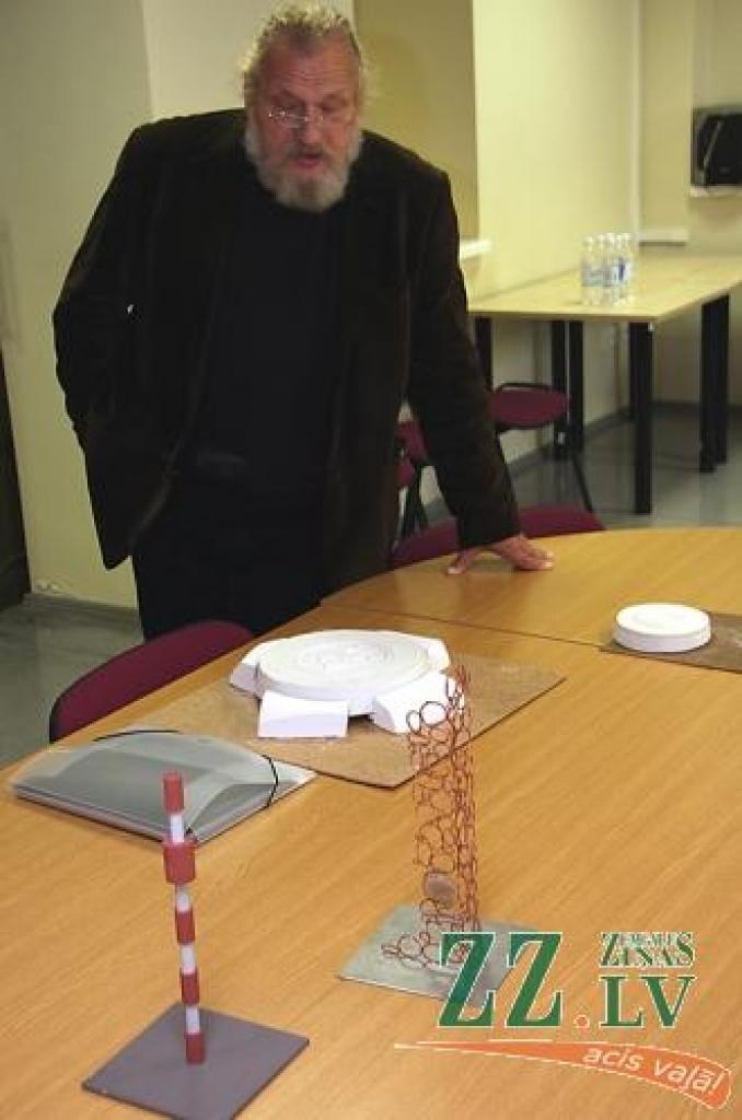 Jelgavas pilsētas galvenais mākslinieks Georgs Svikulis pie konkursantu iesniegtajiem darbu maketiem.
Autors: Krišjānis Grantiņš.