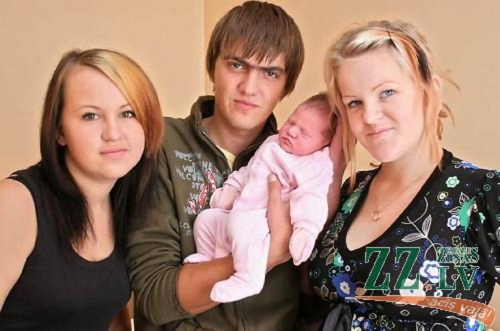 Līga (no labās) un Elgars Karlsoni ar meitiņu Beāti. Nozīmīgajā notikumā klāt bija arī Līgas māsa Linda.
Autors: Agris Samcovs.