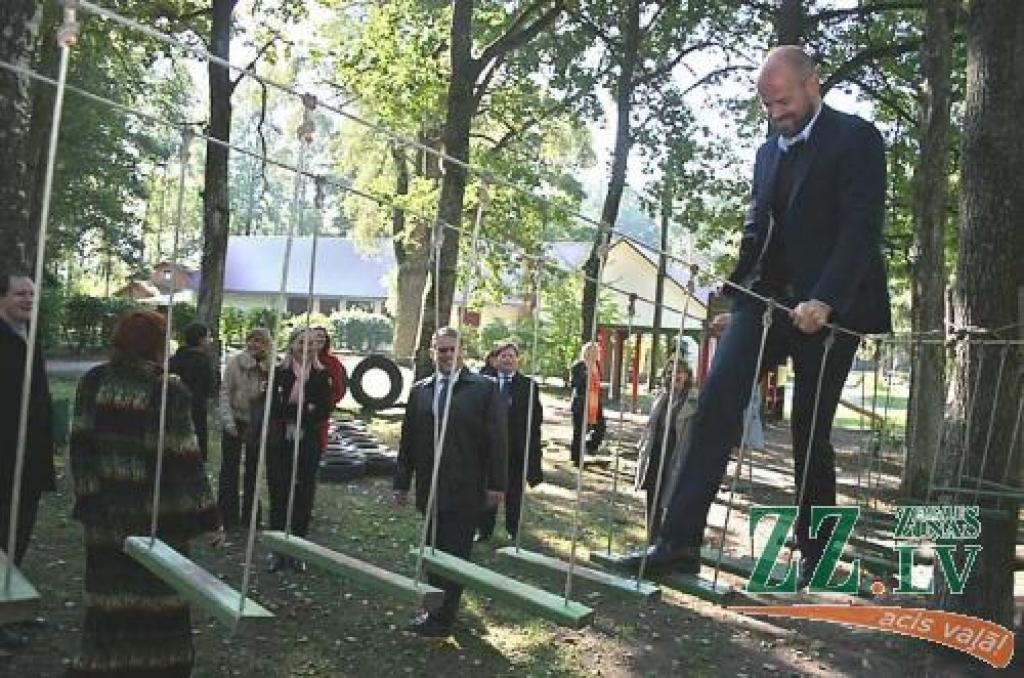 Viesis no Norvēģijas Jons – Gunnars Āsens izmēģina vienu no Lediņu atrakcijām. 
Autors: Agris Samcovs. 