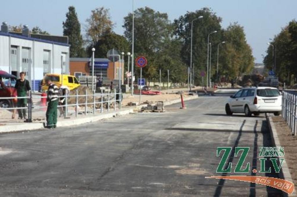 Vienā no Jelgavas «melnajiem punktiem» - Brīvības bulvāra un Garozas ielas krustojumā pēc  rekonstrukcijas darbosies luksofors. Tāds tiks uzstādīts arī Lāčplēša un Brīvības bulvāra krustojumā. Savukārt iepretī Akmeņu ielai atradīsies ar regulējamu luksoforu aprīkota gājēju pāreja. 
Autors: Krišjānis Grantiņš.