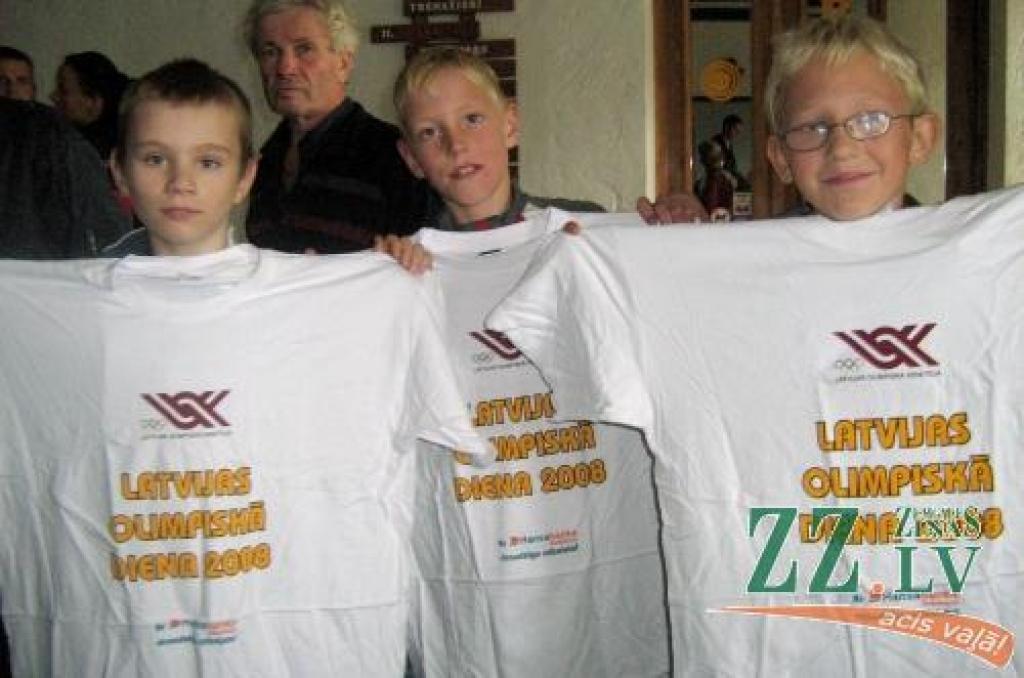 Gandarījums par piedalīšanos – (no kreisās) Kristofers Caune (Jelgavas 3.pamatskola), Kaspars Slaveiks un Endijs Tiromers (abi no Aizupes pamatskolas). 
Autors: Maija Laizāne.