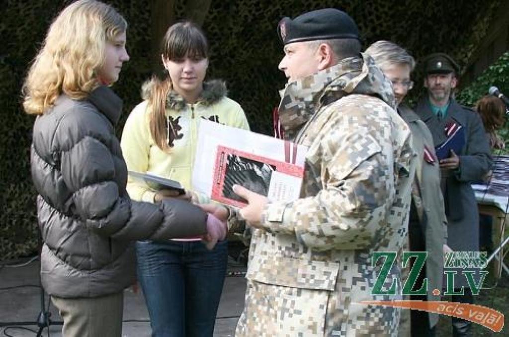 Trešo vietu konkursā «Kas pagātni pētī, tas nākotni svētī» izpelnījās Ozolnieku vidusskolas 8.a klase, kuras pārstāvis balvas saņēma no Jaunsardzes centra priekšnieka Sergeja Čevera. 
Autors: Inga Karlinska.
