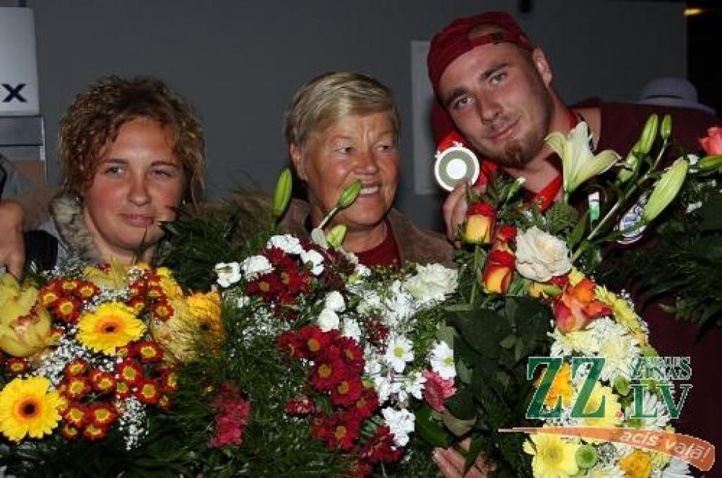 Jelgavas invalīdu sporta un rehabilitācijas kluba «Cerība» sportisti Edgars Bergs un Ingrīda Priede kopā ar viņu treneri Maiju Ukstiņu.
Autors: Krišjānis Grantiņš.