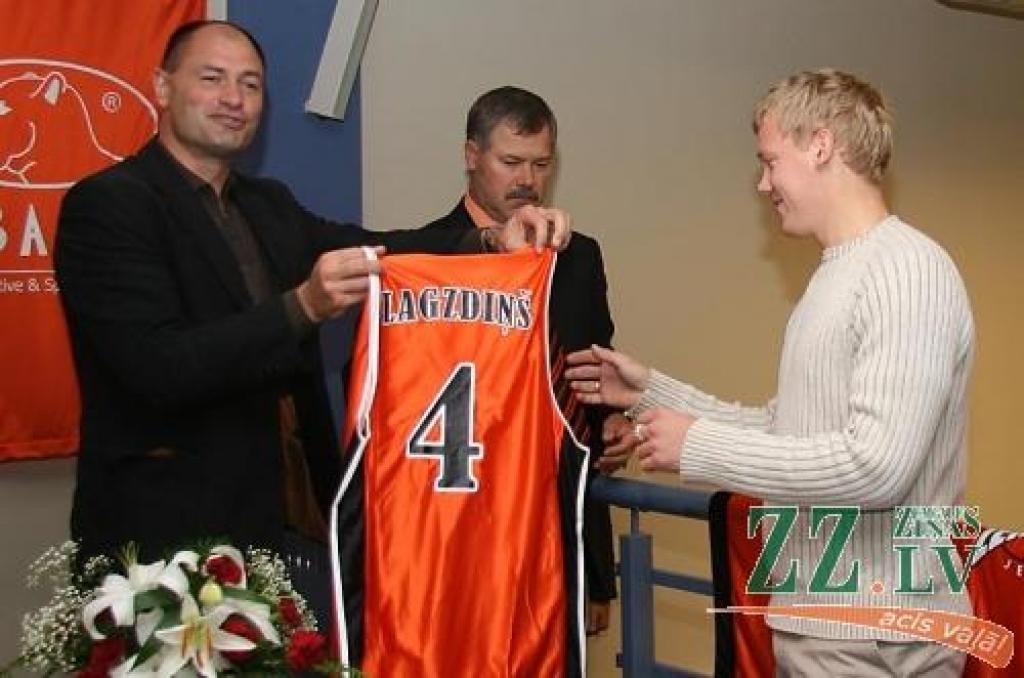 Kā pirmais jauno krekliņu saņem komandas kapteinis Ainis Lagzdiņš.
Autors: Inga Karlinska.