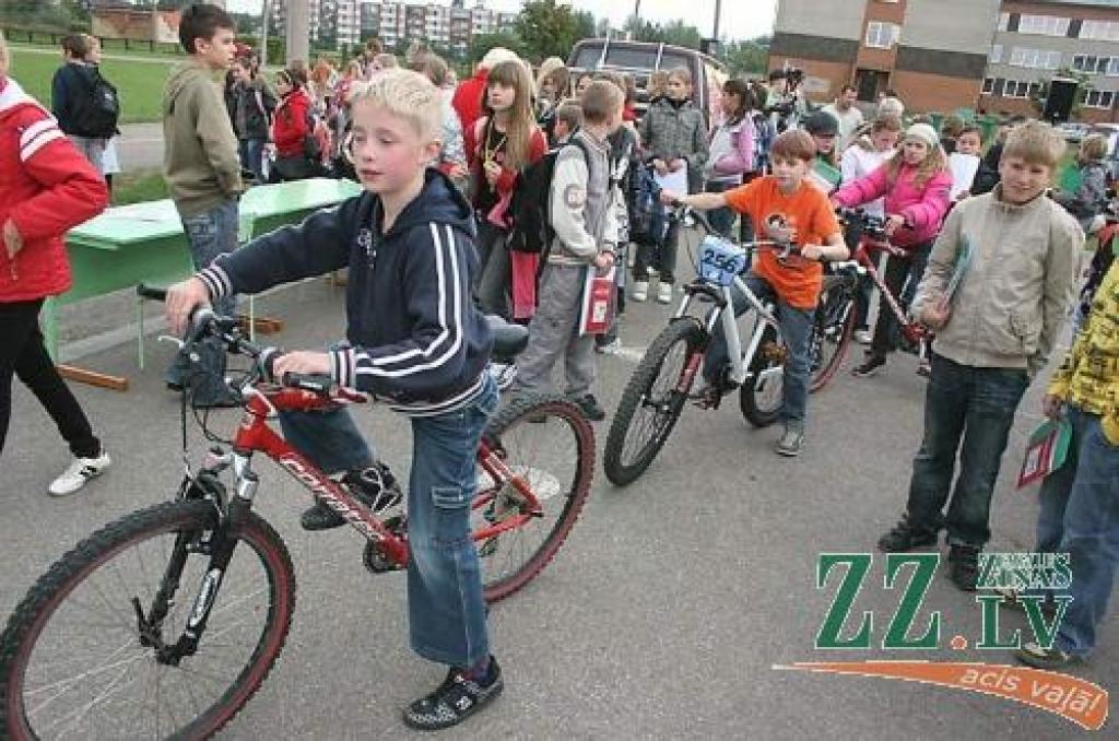 Pasākums «Viss par velosipēdu!» Jelgavas 4.pamatskolas velolaukumā. 
Autors: Agris Samcovs.