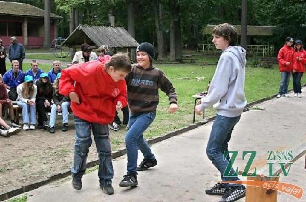 4.vidusskolas skolēni imitēja huligānismu un citus pārkāpumus un pēc tam paši izskaidroja, kāds sods par to draud.
Autors: Agris Samcovs.