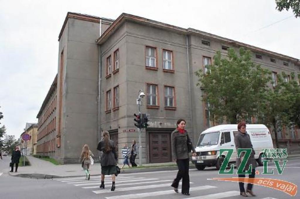 Bērnu un jauniešu centra «Junda» kolektīvam tika solīts, ka jau 1.oktobrī tas tiks pie jaunām mēģinājumu telpām vecajā pasta ēkā, tomēr šim nolūkam nepieciešamie būvdarbi ir aizkavējušies. 
Autors: No «Ziņu» arhīva.