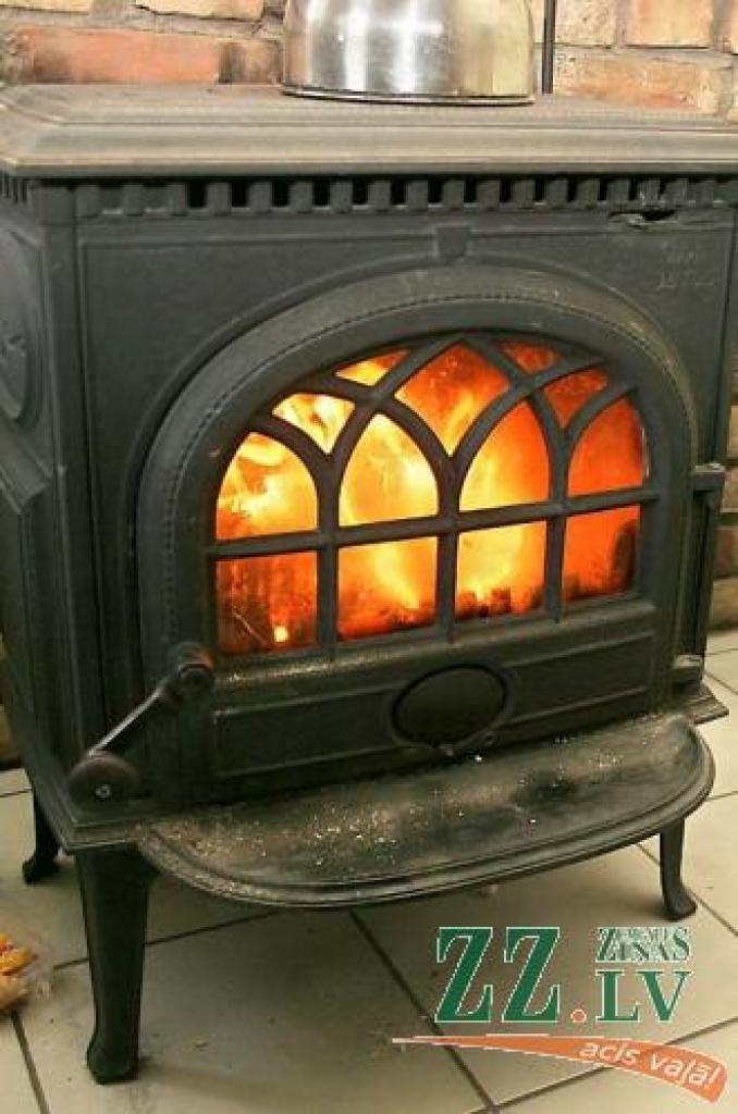 Kurtuves priekšā grīda jānoklāj ar nedegošu materiālu. Nav pieļaujams, ka krāsns durvju priekšā ir parastā koka grīda.
Autors: No «Ziņu» arhīva.