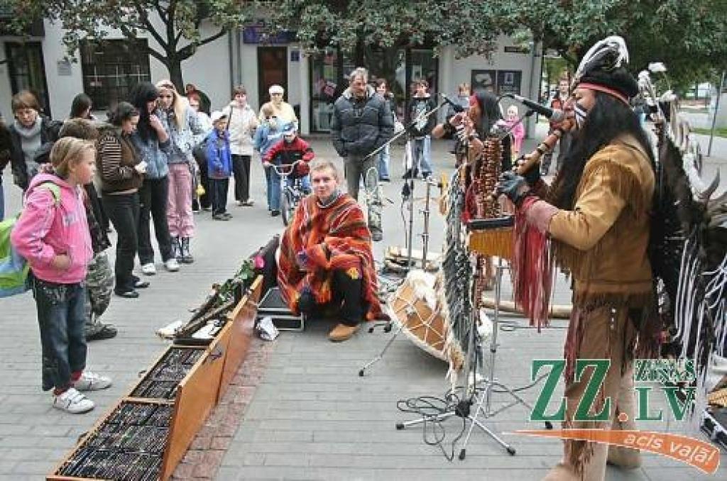 Divi «Amerinka Pukaramante» muzikanti Jelgavā uzstājas pie «Pilsētas Pasāžas». 
Autors: Agris Samcovs.