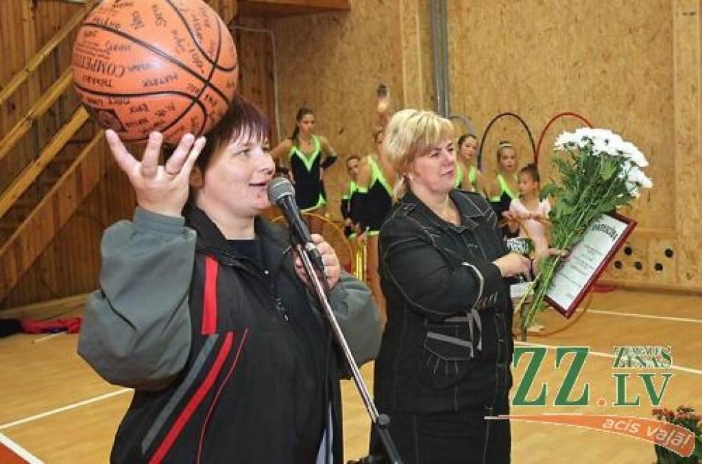 Praktiska dāvana Zaļenieku arodvidusskolai - pagasta pamatskolas dāvātā basketbola bumba ar tās audzēkņu vārdiem.
Autors: Agris Samcovs.