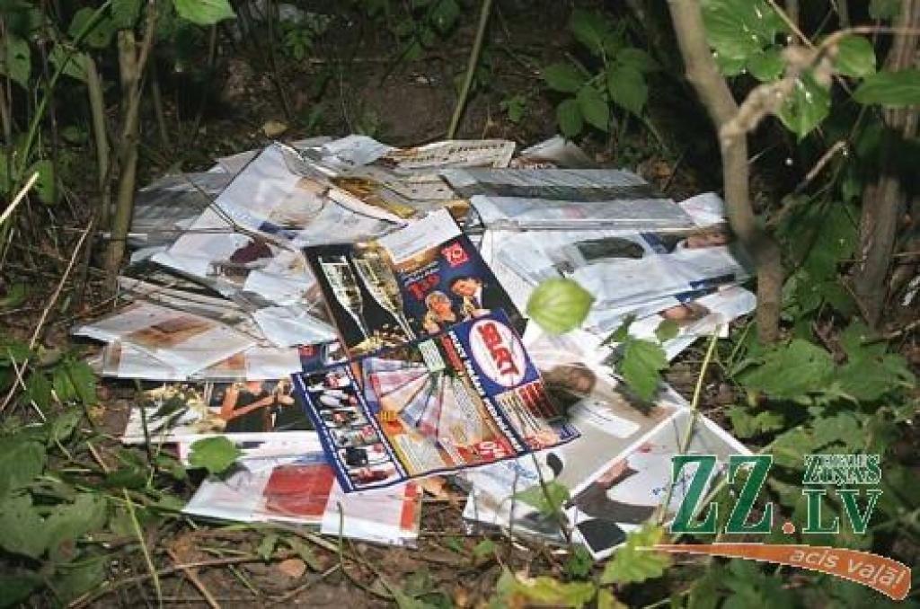Vairāki desmiti dažādu firmu preču izplatīšanas katalogu nonāca nevis adresātu pastkastītēs, bet tika izmesti mežmalā.
Autors: Agris Samcovs.