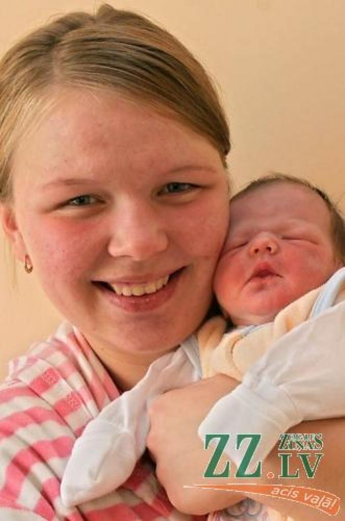 Kristīne Beraģe ar meitiņu Nikolu.
Autors: Agris Samcovs.