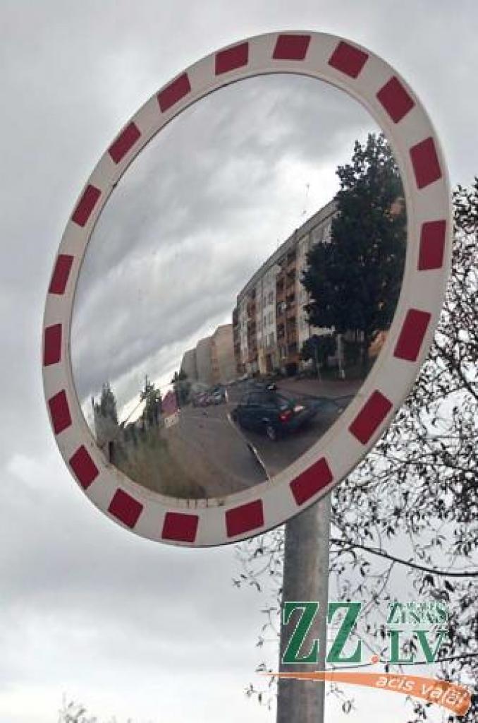 Kopš vasaras autovadītājiem izbraukt no Kārklu ielas kļuvis ērtāk, līdz tam redzamību krustojumā ar Tērvetes ielu traucēja ceļa malās novietotās automašīnas, bet uzliktais sfēriskais spogulis paplašinājis no spēkrata pārredzamo laukumu. 
Autors: Agris Samcovs. 