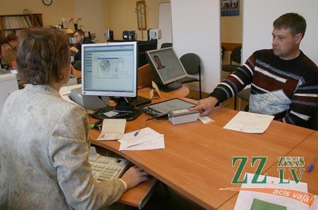 Pilsonības un migrācijas lietu pārvaldes Jelgavas pilsētas un rajona nodaļā apmeklētājs, kurš savu vārdu vēlējās paturēt noslēpumā, ieradies pieteikties jaunai pasei, un nodaļas darbiniece reģistrē pirkstu nospiedumus, kuru digitālie attēli būs iestrādāti pases mikroshēmā. 
Autors: Inga Karlinska.