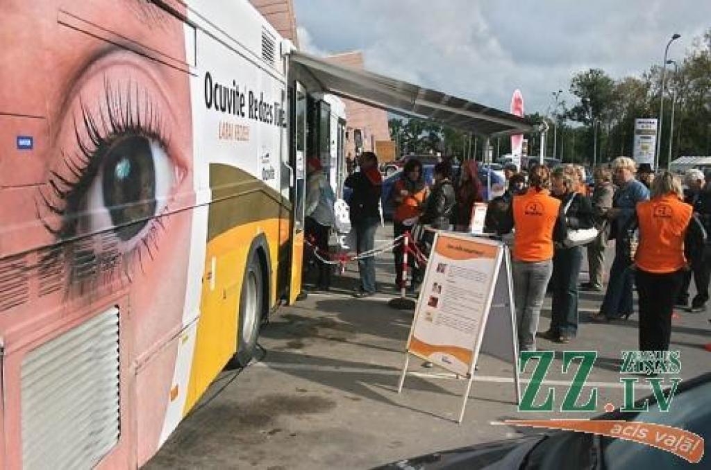 Redzes pārbaudes autobusu pirmdien apmeklēja vairāki desmiti interesentu.
Autors: Agris Samcovs.