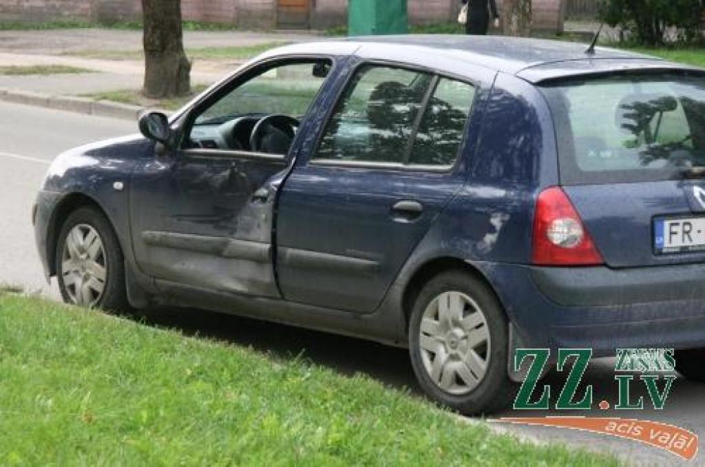 Negadījumā automašīna guvusi diezgan pamatīgu bukti sānos.
Autors: Inga Karlinska.