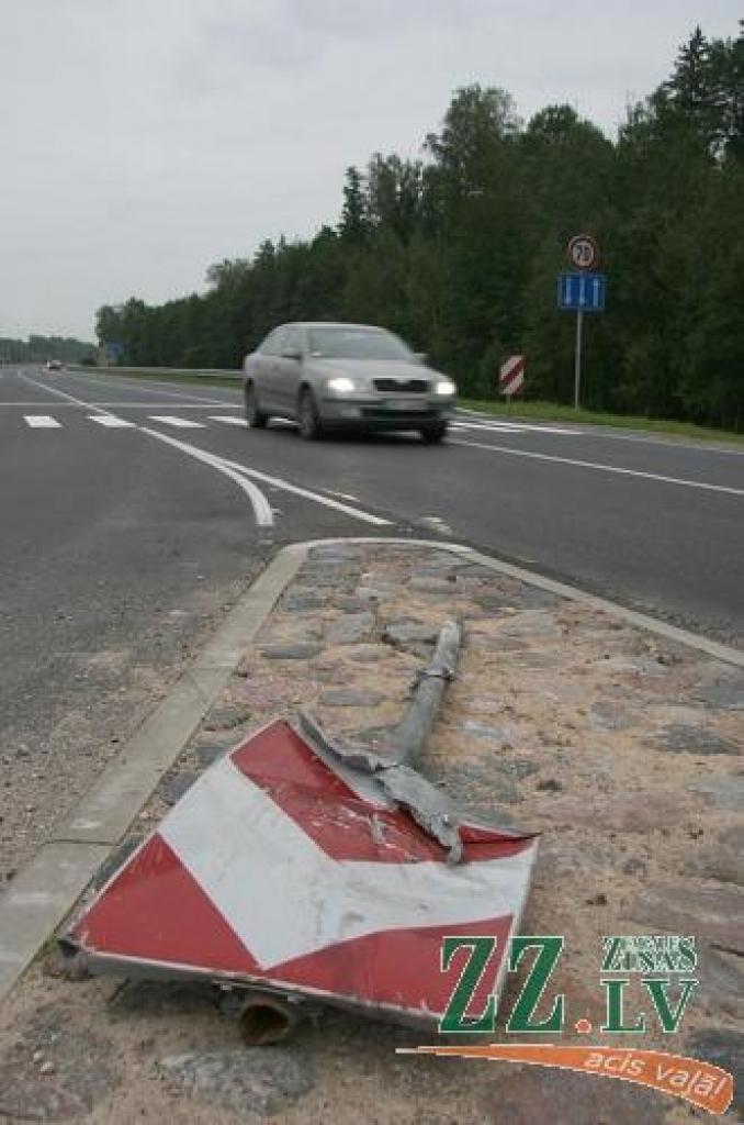 Šķiet, kādam autobraucējam atkal nav izdevies veiksmīgi «ierakstīties» līkumā...
Autors: Inga Karlinska.