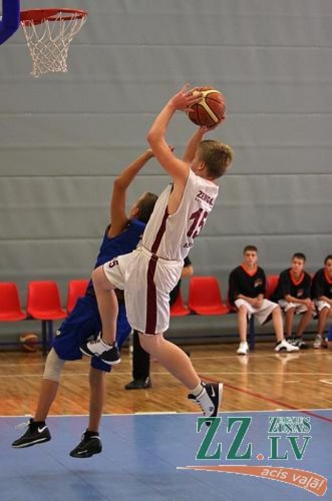 1995.gadā dzimušo «Zemgale/BJSS» basketbolistu spēle pret Saldus komandu.
Autors: Krišjānis Grantiņš.