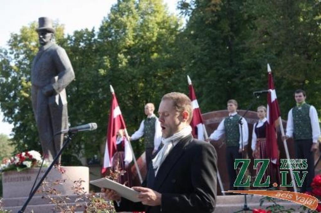 Jāņa Čakstes 149.dzimšanas dienai veltītajā pasākumā uzstājas Jānis Kurševs.
Autors: Krišjānis Grantiņš.