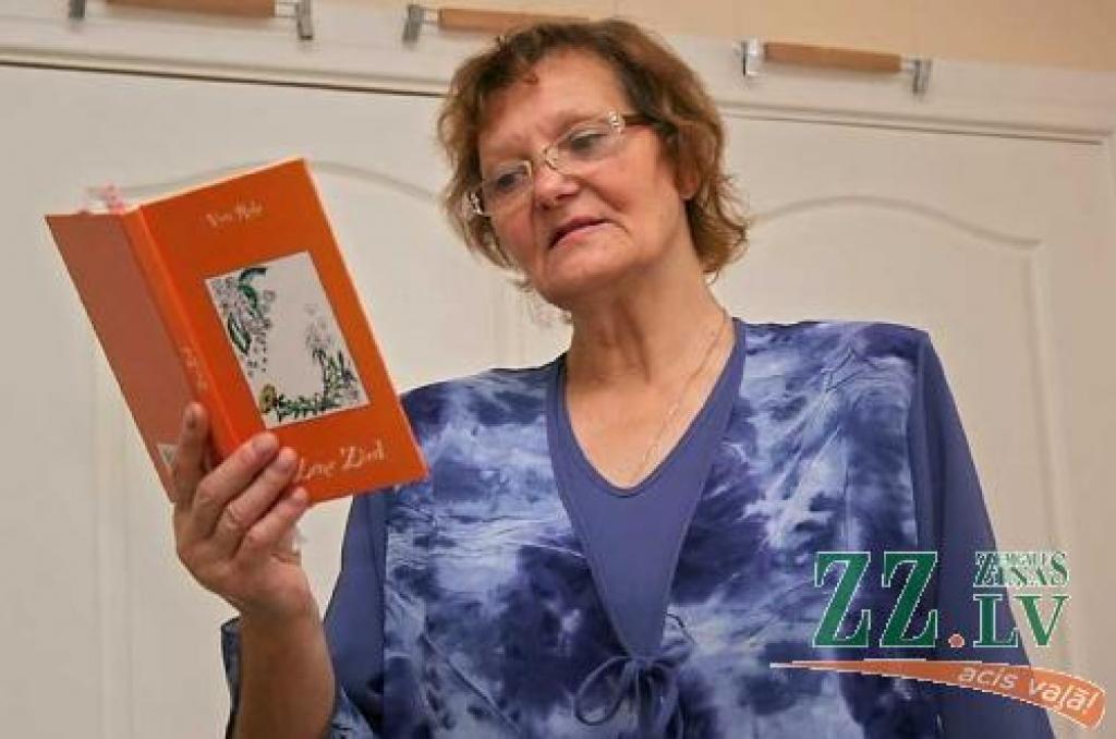 Vera Roķe sava pirmā dzejoļu krājuma «Zeme zied» atvēršanas svētkos.
Autors: Agris Samcovs.