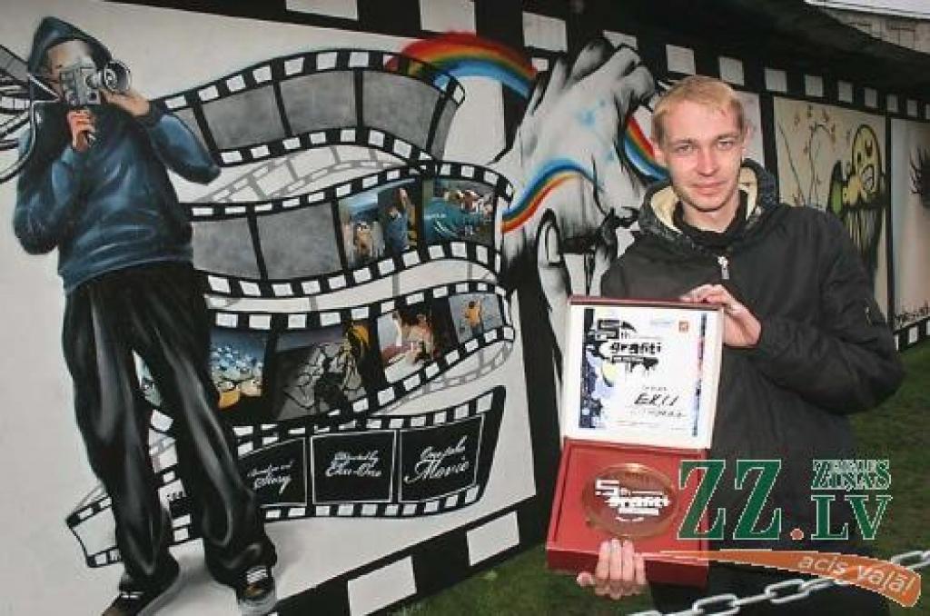 Festivāla uzvarētājs, Lietuvas mākslinieks ar segvārdu Eku, kurš savā darbā bija attēlojis kino lentas. 
Autors: Agris Samcovs.